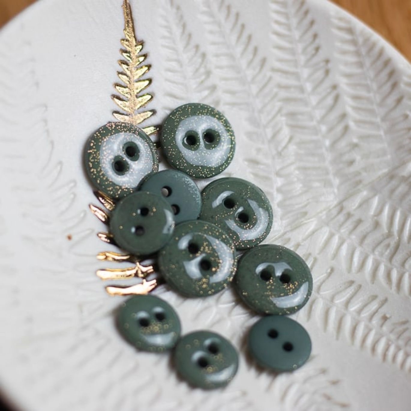 Boutons glitter deux trous Lise Tailor - 12 mm - Verveine