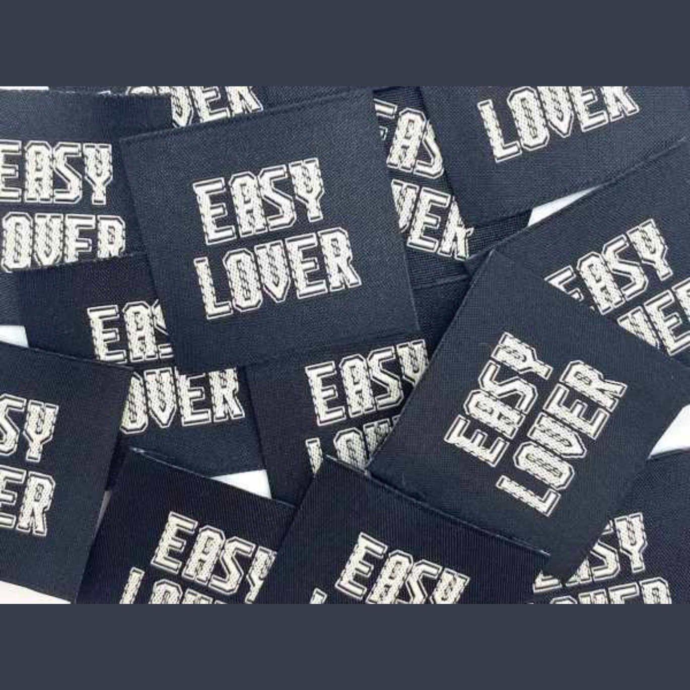 Étiquette tissée à coudre "EASY LOVER" noir et blanc