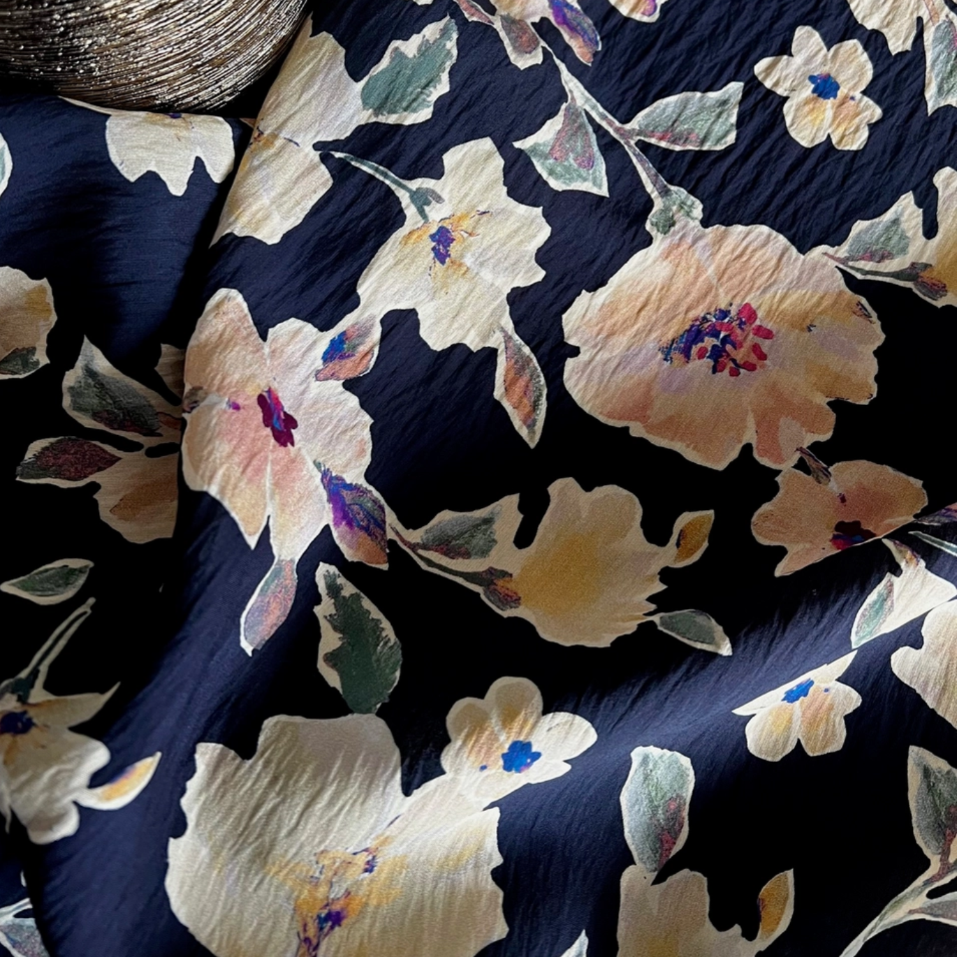 Tissu viscose satinée texturée "Camélia" par My Dress Made - Imprimé en France