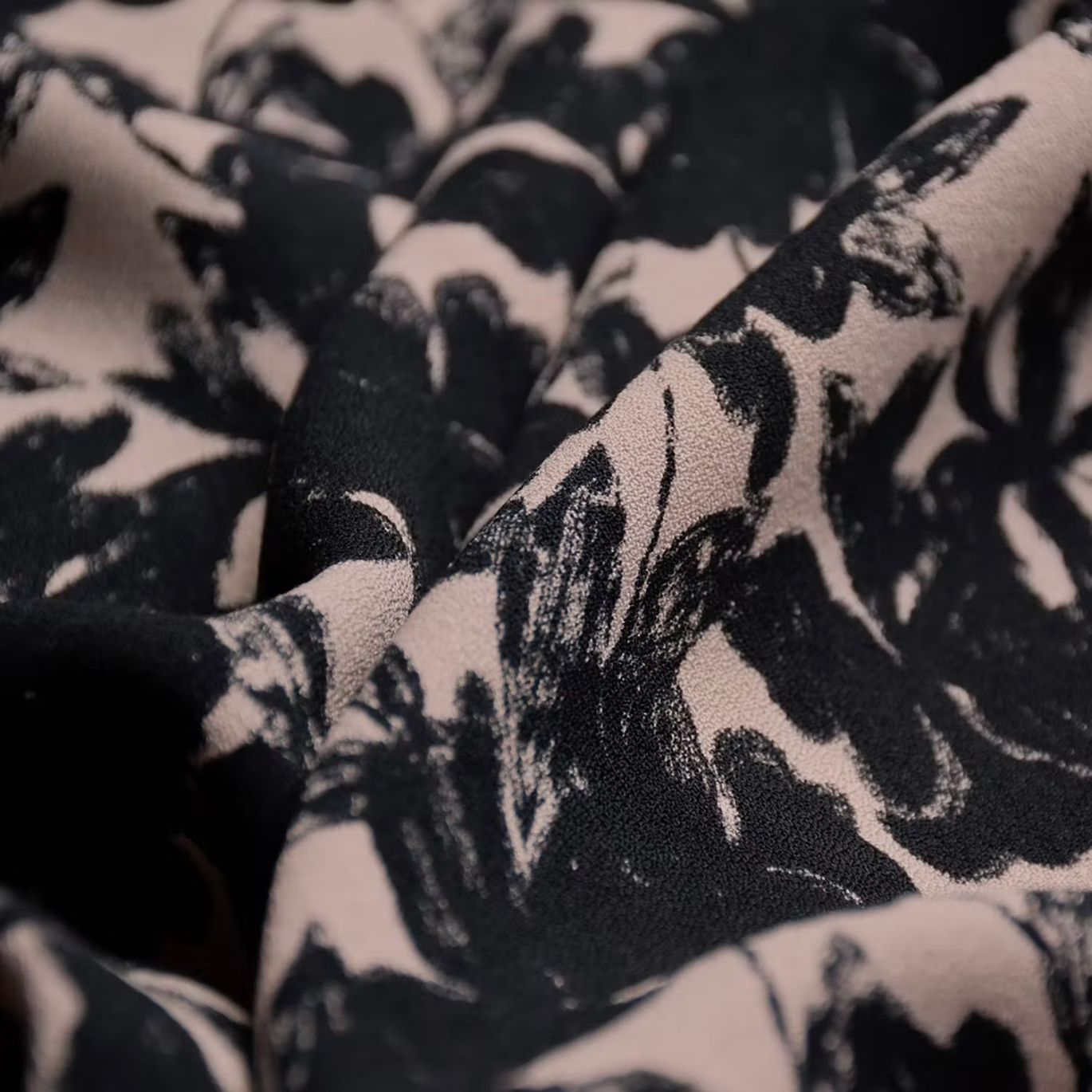 Tissu crêpe de viscose "Midnight Garden" par Cousette