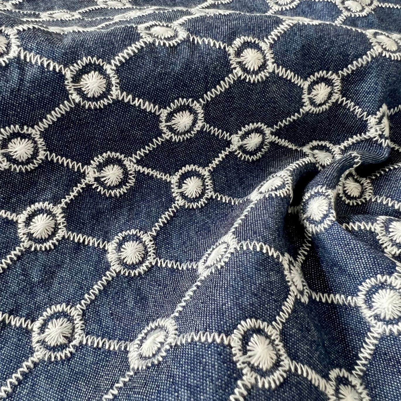 Tissu coton Chambray Brodé Bleu Marine